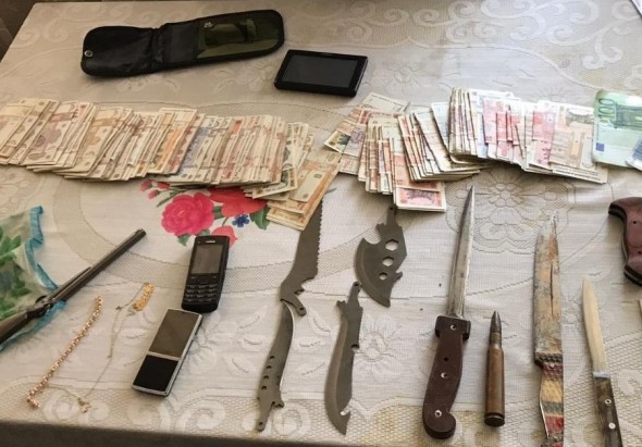Zeci de percheziții într-un dosar de circulație ilegală a drogurilor și peste un milion de lei ridicați